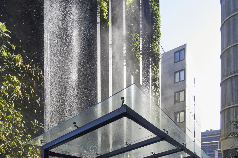 Ultrakompaktowy spiek Dekton Cosentino w kolorze Kelya stanowił więc doskonałą alternatywę. Fot. mat. pras. Mieszkanie z wodospadem. Zobacz niezwykły budynek wpisany w naturę