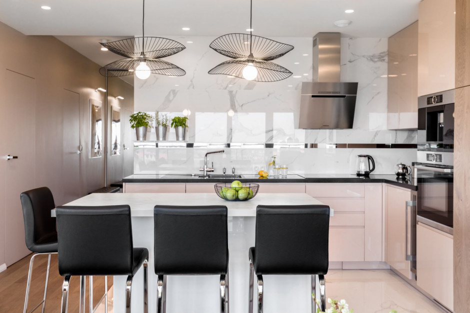 Kuchnia stylistycznie nawiązuje do pozostałych pomieszczeń. Fot. Łukasz Bera Jasny i przytulny apartament w centrum Wrocławia