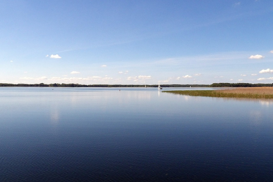 Wszystkie 31 działek wchodzących w skład osady to działki budowlane posiadające dostęp do jeziora. Fot. Pixabay/di3tmar Osada nad jeziorem Pozezdrze: Rodzinne Inwestycje sprzedają działki na Mazurach