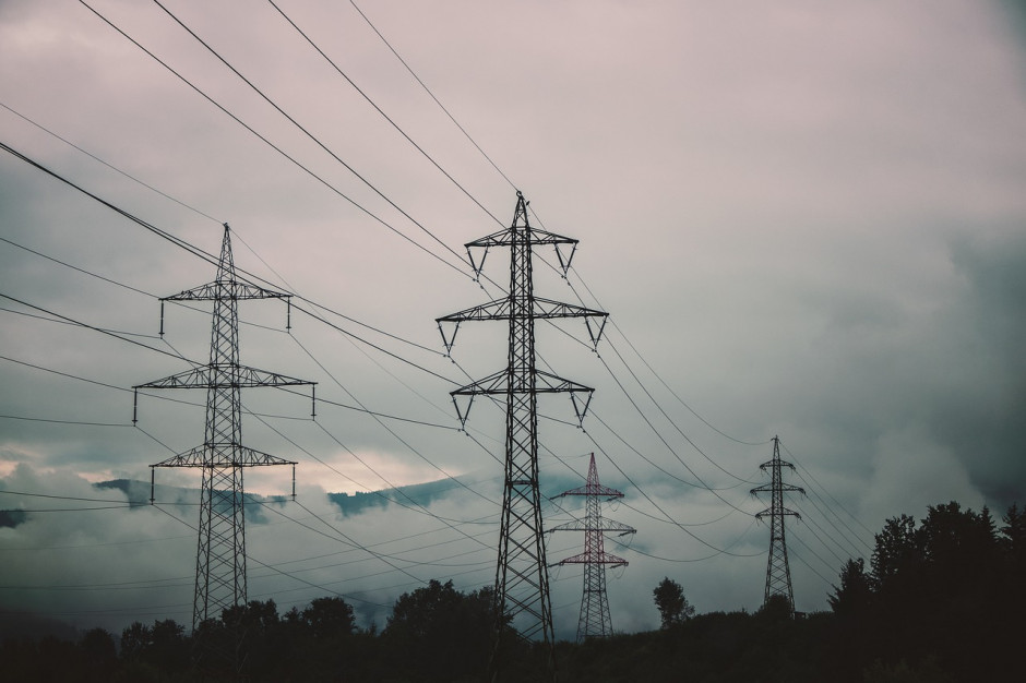 Średnia rynkowa cena sprzedaży prądu w I kw. 2021 niższa niż rok wcześniej