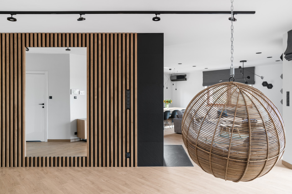 Motywem przewodnim tej aranżacji, a zarazem synonimem wspomnianej wcześniej ponadczasowości, jest stonowana paleta barw. Fot. mat. pras. Minimalistyczny dom spod kreski Studia Projekt. Zobacz jak wygląda