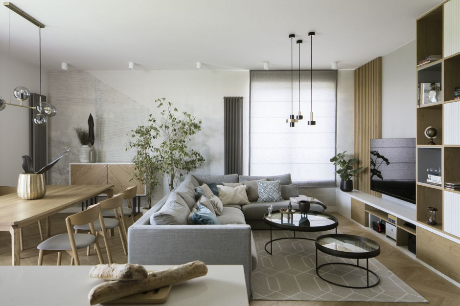 partament jest ściśle dopasowany do potrzeb wszystkich domowników, a zarazem bardzo spójny. Fot. Yassen Hristov Drewno i niebieskie akcenty - apartament od MIKOŁAJSKAstudio