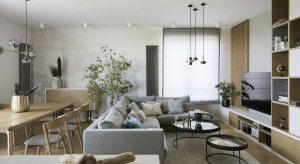 Drewno i niebieskie akcenty - apartament od MIKOŁAJSKAstudio