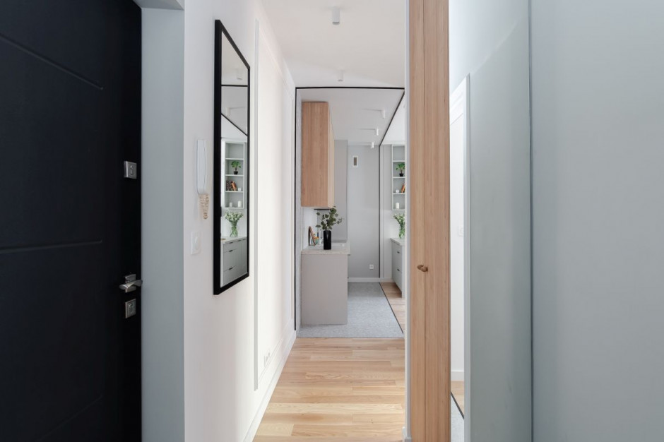 Korytarz. Fot. Bernadetta Kuczyńska Interior Photography Światło i klimatyczna cegła. Zobacz eleganckie mieszkanie projektu Latre Design