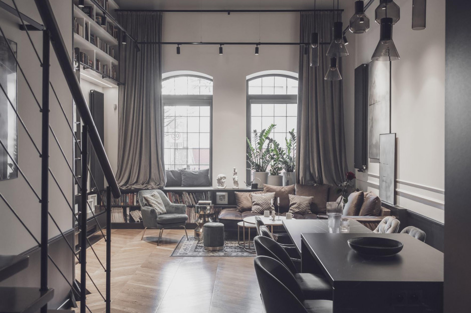 Mieszkanie zostało zainspirowane stylistyką loft. Fot. Krzysztof Strażyński STUDIO Styl industrialny w blasku elegancji. Zobacz mieszkanie z antresolą