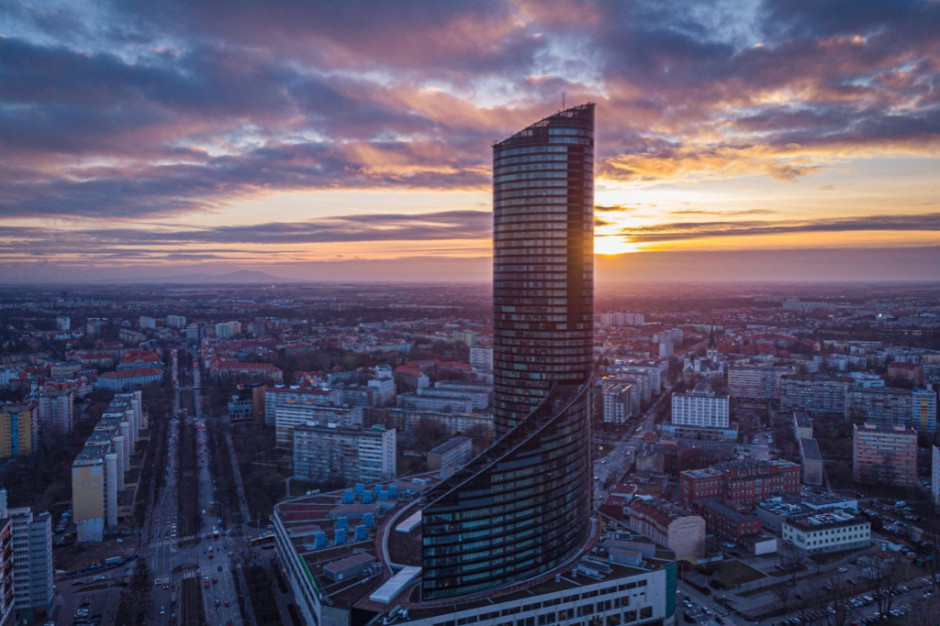 Pożar wybuchł około godziny 20.45. w piątek. Na miejscu pojawiło się 12 zastępów straży pożarnej. Nikomu nic się nie stało, a pożar został opanowany. Fot. Mat. prasowe. Pożar w apartamencie wieży Sky Tower. Ewakuowano 300 osób