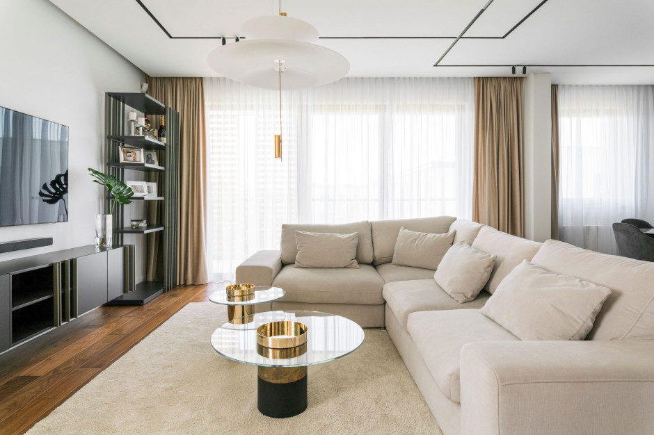 Apartament urządzono w jasnych barwach. Fot. Katarzyna Ładczuk - Ład Studio Echa modernizmu i styl glamour w apartamencie na Mokotowie