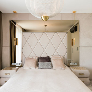 Echa modernizmu i styl glamour w apartamencie na Mokotowie