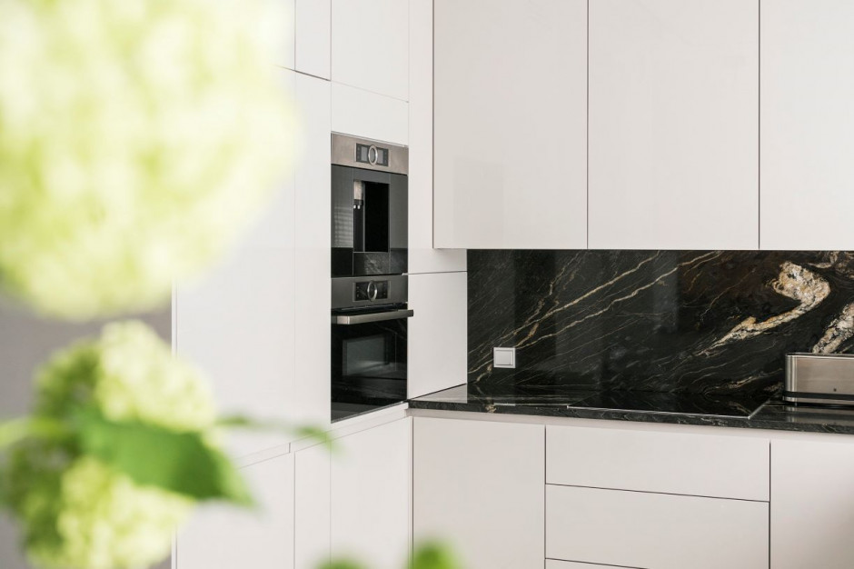 Fot. Katarzyna Ładczuk - Ład Studio Echa modernizmu i styl glamour w apartamencie na Mokotowie
