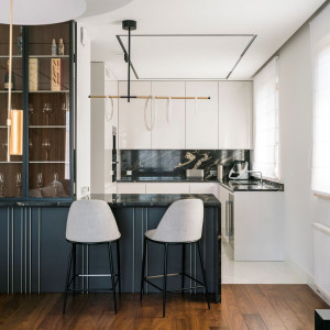 Echa modernizmu i styl glamour w apartamencie na Mokotowie