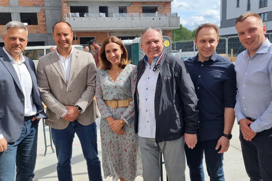 12 maja odbyło się uroczyste zawieszenie wiechy na terenie inwestycji. Fot. mat. pras. Nowe Ogrody VII - stan surowy na finiszu