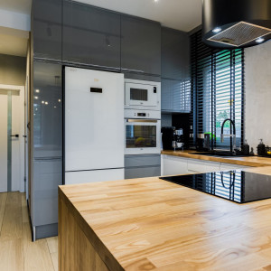 Bliźniak ze ścianami z betonu. Zobacz realizację 4Rooms Studio