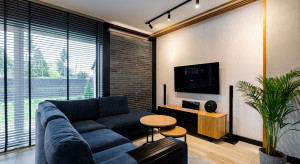 Bliźniak ze ścianami z betonu. Zobacz realizację 4Rooms Studio